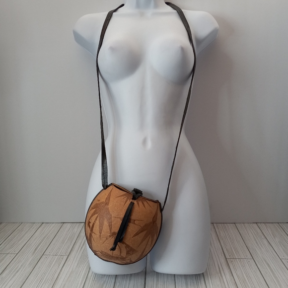 Jamaica Etched Coconut Tropical Crossbody Purse - Picture 12 of 12